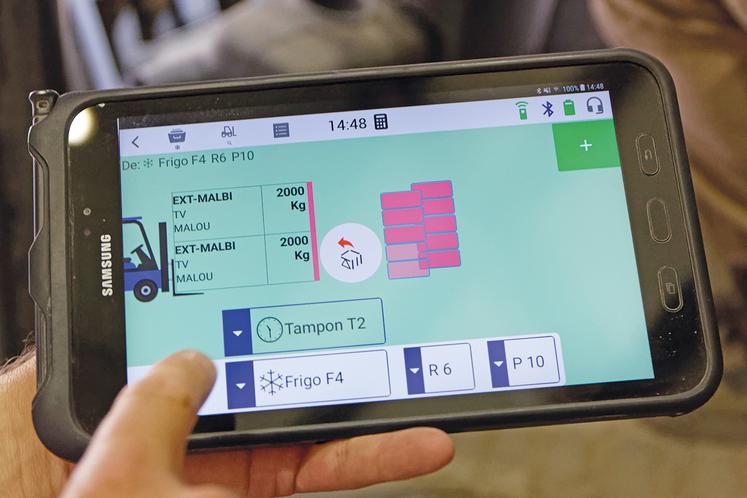 Installées en cabine, les tablettes livrent aux caristes des alertes  et informations instantanées.