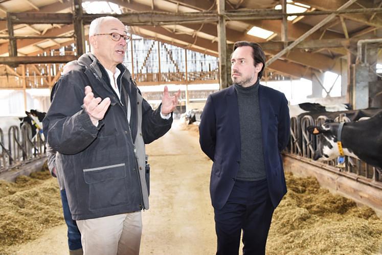 Le député (LREM) de l’Aube, Grégory Besson-Moreau (à gauche), est allé sur le terrain pour élaborer son projet de loi.  Ici, à Bonnelles (Yvelines), le 23 mars, en visite à l’exploitation de Nicolas Trébouta. 