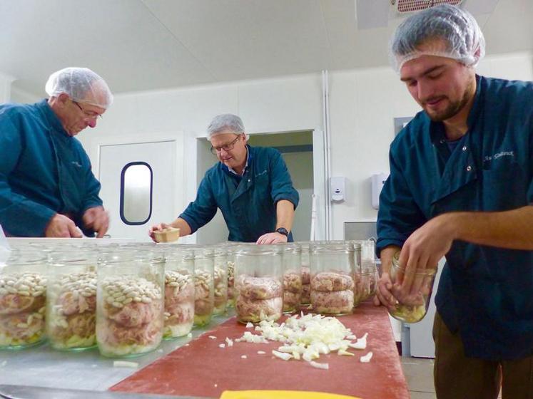 Frédéric Farand (au centre) : «Il faudra 3h de travail avant la cuisson, pour la fabrication de ces cent cinquante pots, car tout est fait à la main.» 