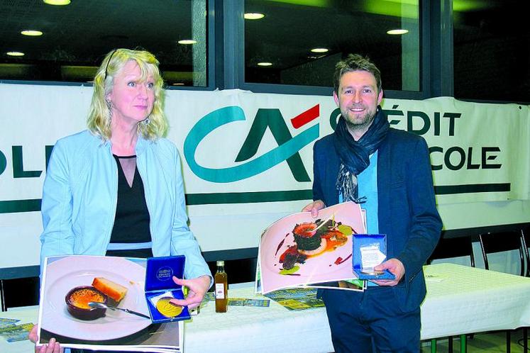 Les deux lauréats : Anne Poupart, productrice de safran à Ponthoile, et Sébastien Porquet, chef du restaurant les Corderies à Saint-Valéry.