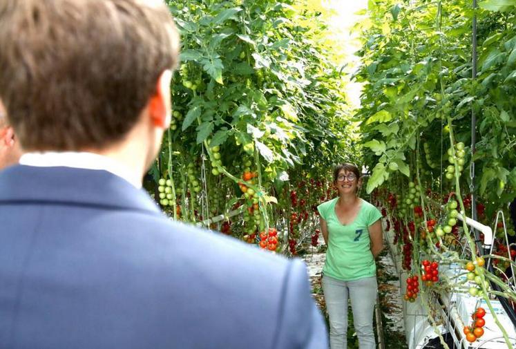 De dos, le président de la République s'est rendu dans une exploitation maraîchère, hier, dans le Finistère pour rendre hommage à la profession agricole.