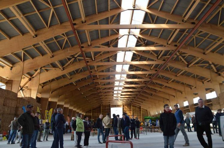 Ce bâtiment, construit en bois de hêtre, a une superficie de 5 000 m3 et peut stocker jusqu’à 35 000 m3 de copeaux de miscanthus.