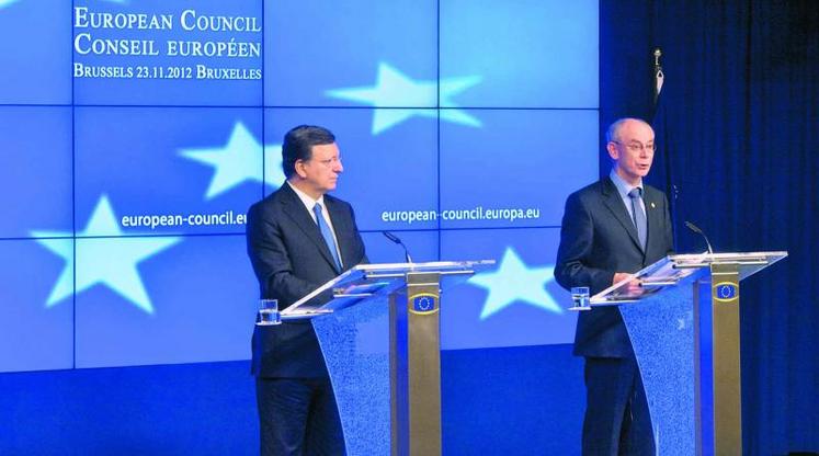 Jose Manuel Barroso (à gauche), président de la Commission européenne, et Herman van Rompuy, président du Conseil européen, lors de la conférence de presse après les négociations sur le budget.