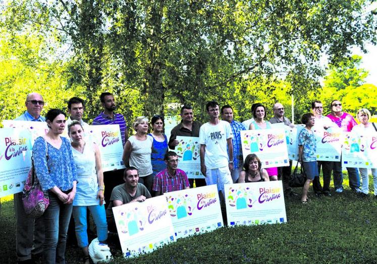 Non, ce n’est pas un chèque qu’ont reçu  les chefs d’établissement et leur personnel associé impliqués dans l’opération «Plaisir à la cantine», mais une plaque signalétique et d’attestation de leur participation à celle-ci.