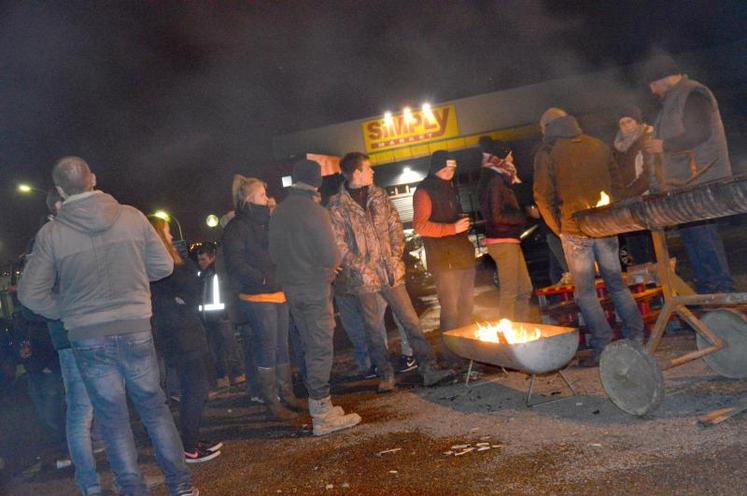 Mercredi 10 février dans la nuit : devant la centrale d’achats de Simply, route de Poulainville, ils sont une bonne soixantaine à bloquer toute sortie ou entrée de camion. Les trois quarts sont de jeunes agriculteurs. Il en est de même sur les autres sites.