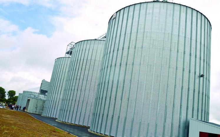 Le nouveau centre de Gueschart, avec ses cinq silos, pouvant réceptionner 22 000 tonnes de céréales.