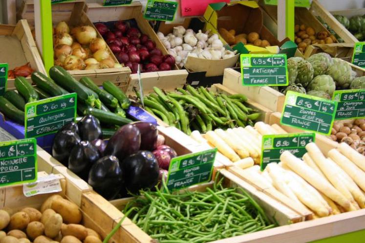 45 % des achats de produits biologiques sont réalisés en grande surface. Cette proportion pourrait augmenter 
dans les prochaines années et aboutir à une domination du marché par la grande distribution.