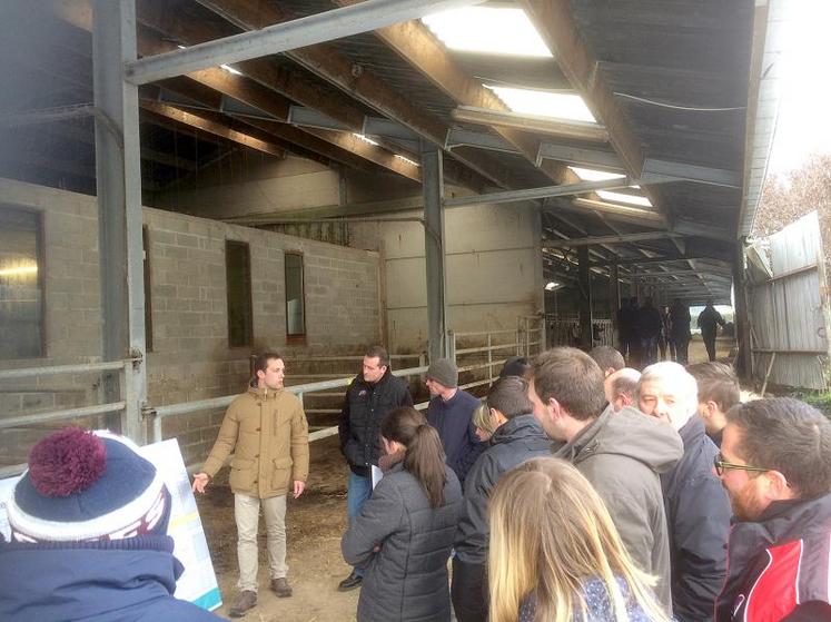 Maxime Tondellier et Simon Traulle exposent les différentes composantes de la marge brute laitière.