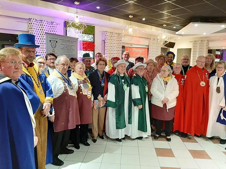 Derrière un apparent folklore, le monde des confréries gastronomiques est finalement bien structuré et occupe une place singulière dans la défense de spécialités ancestrales.