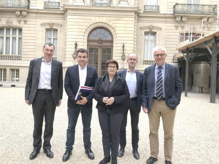 La délégation qui s’est rendue à la rencontre de Rebecca Peres. De gauche à droite : Christian Durlin (Chambre d’agriculture Nord-Pas-de-Calais), Laurent Degenne (FRSEA Hauts-de-France), Christiane Lambert (présidente FNSEA), 
Olivier Dauger (Chambre régionale des Hauts-de-France), Arnaud Delacour (UNPT).