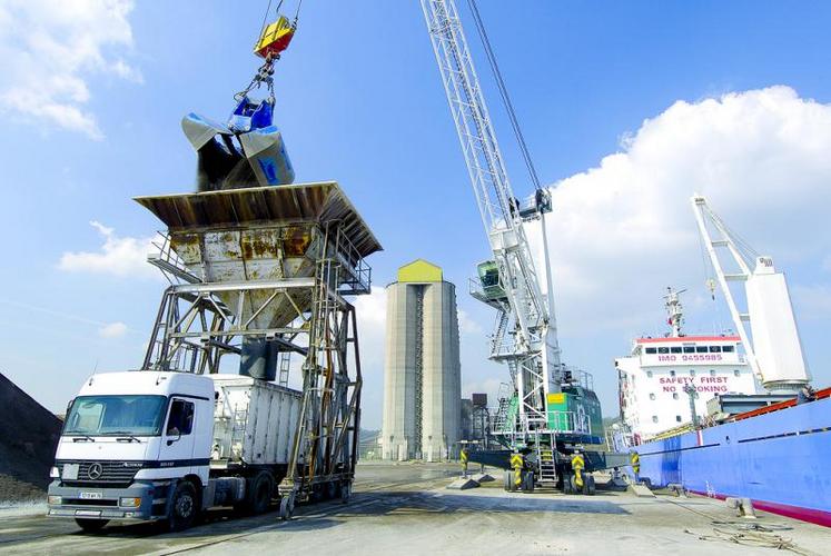 Déchargement au port de Rouen d'un bateau de phosphate en provenance de Tunisie.