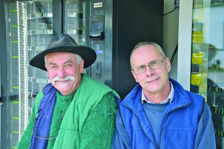 De gauche à droite : Joël Lhermite et Jean-Michel Fréron, devant leurs distributeurs automatiques, à Canaples.