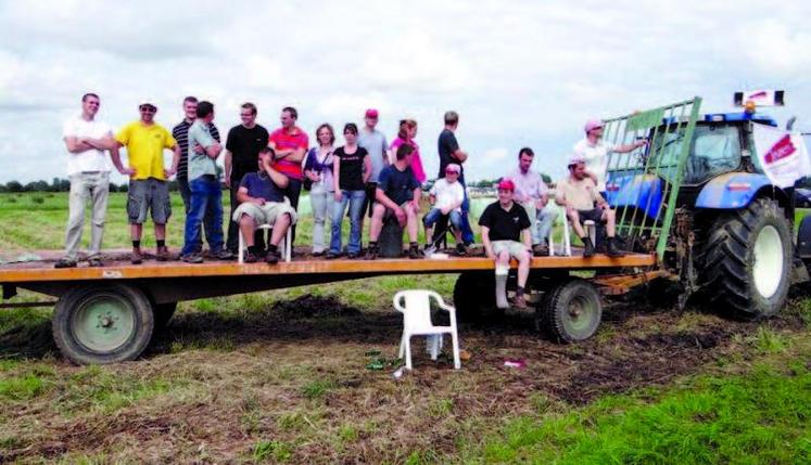 L’équipe des jeunes agriculteurs et leur construction à voir… du ciel.