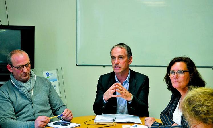 Thierry Roquefeuil, président de la FNPL au centre, entouré de son secrétaire général, André Bonnard, et de sa première vice-présidente, Marie-Thérèse Bonneau.