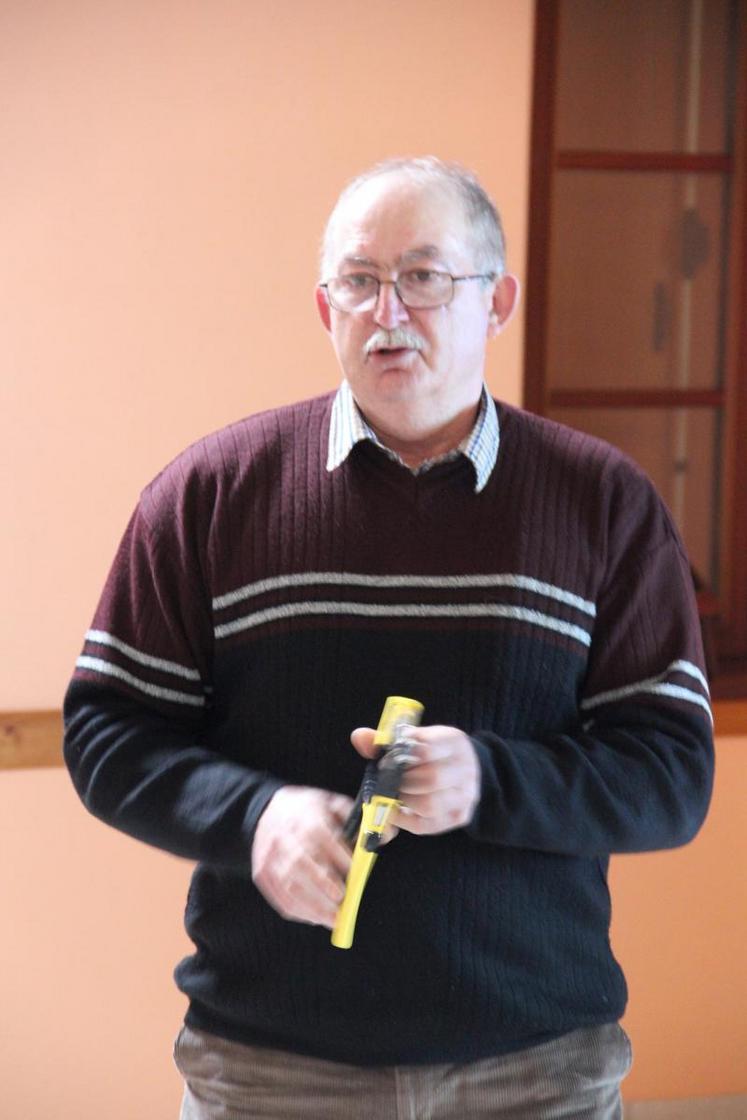 Le président du GDS, Pascal Bienaimé, fait une démonstration du matériel, lors d’une réunion avec des éleveurs, à Ham.