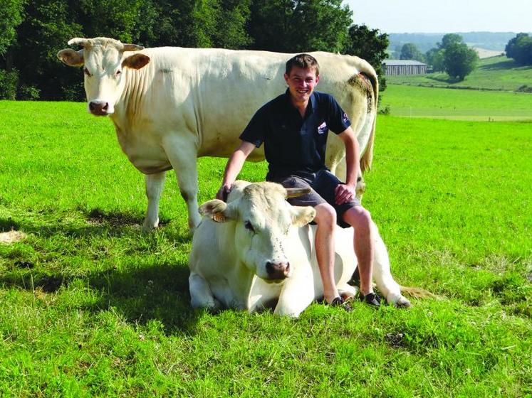 Damien avec Eglantine et Félicie, deux de ses protégées