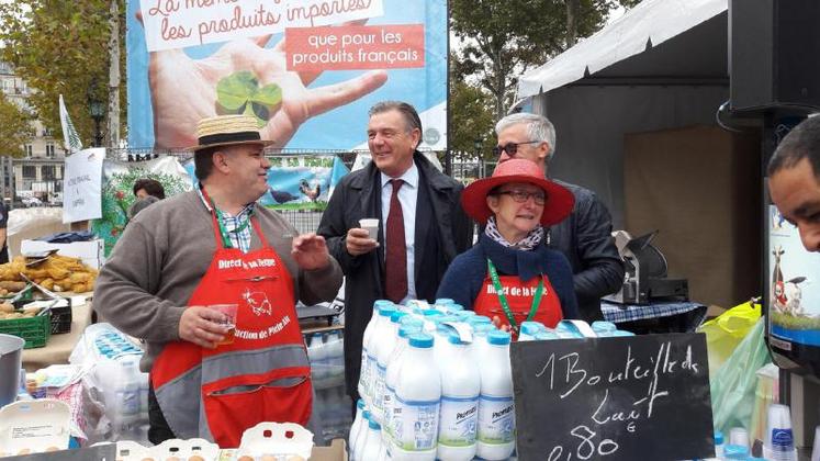 Des syndiqués de la Somme participaient à la mobilisation : Bertrand Roucou, Marie-Françoise Lepers et Dominique Dengreville en compagnie de Daniel Dubois, sénateur de la Somme.