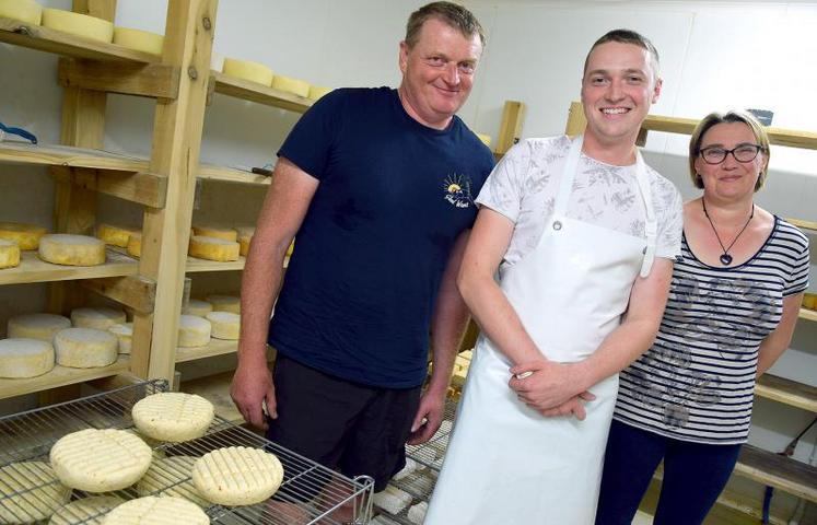 Tristan est à la fabrication des fromages.