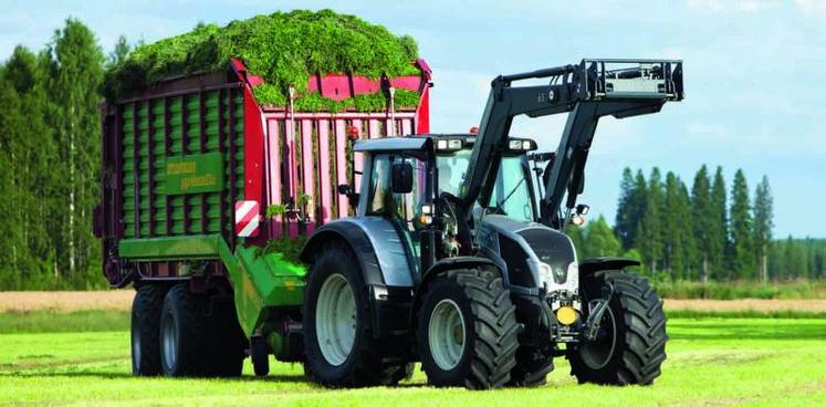 Le tracteur équipé d’une transmission à variation continue fait la différence en termes de consommation de carburant dans tous les travaux où le moteur est soumis à une charge très variable.