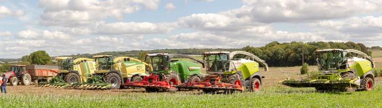 Cinq ensileuses ont effectué des démonstrations avec différents réglages. 