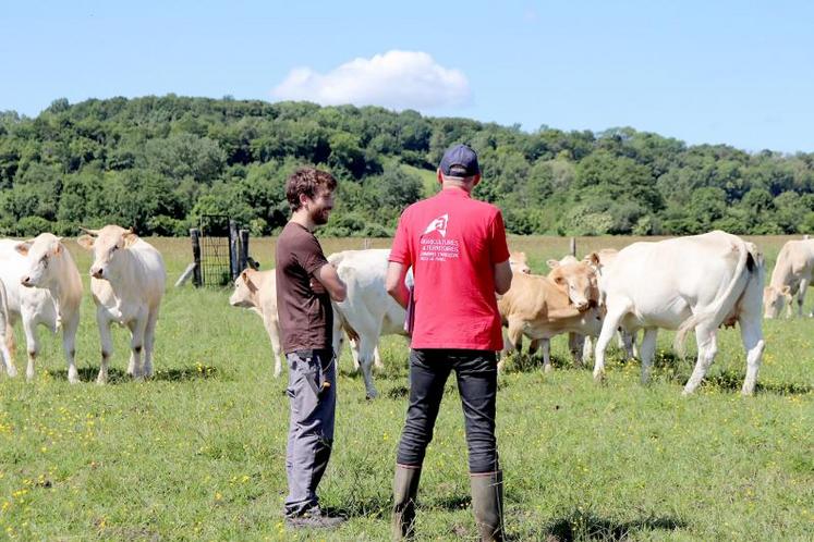 Matthieu Longuet et la chambre d’agriculture signaient une convention de partenariat ce 2 octobre : la Ferlance, à Liercourt, est la nouvelle ferme d’expérimentation d’élevage et d’agroécologie de la Somme.