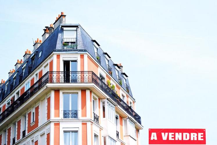 La plus-value d’un immeuble est taxée au taux fixe de 36,20 % prélevée au moment de la vente chez le notaire.