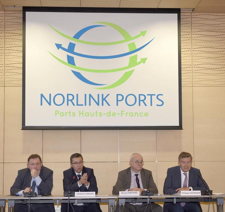 De g. à d. : François Lavallée, président de la CCI Littoral Hauts-de-France, Stéphane raison, président du directoire de Dunkerque-port, Bruno Fontaine, président 
de Norlink, Philippe Hourdain, président de la CCI Hauts-de-France.