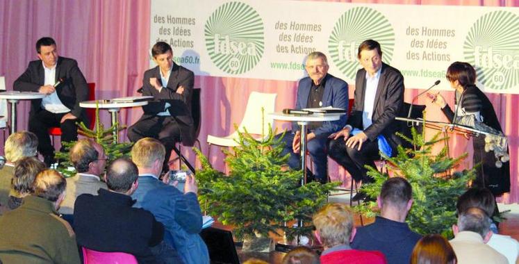 Quatre intervenants pour cette table ronde, animée par Florence Guilhem, rédactrice en chef de L’Action agricole picarde : Laurent Degenne, secrétaire général de la FRSEA Hauts-de-France, Michel Meunier, entrepreneur dans le bâtiment, Hervé Pillaud, agriculteur en Vendée, et Jean-Michel Serres, agriculteur dans la Somme et vice-président de la commission agriculture du Conseil régional des Hauts-de-France.