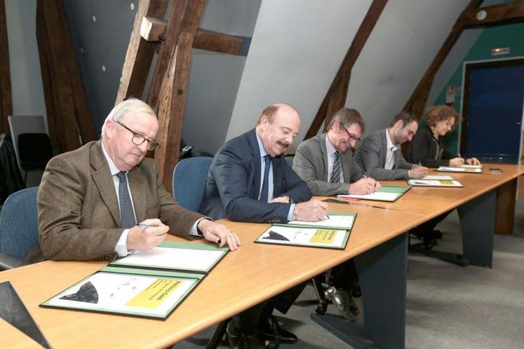 Bernard d’Avout, président du SDPPR 80, Alain Gest, président d’Amiens Métropole, Daniel Roguet, président 
de la Chambre d’agriculture de la Somme, Edouard Brunet, président des JA de la Somme, Françoise Crété, présidente 
de la FDSEA 80.