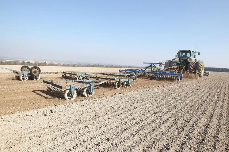 Le travail du sol et le semis sont des travaux agricoles considérés comme des activités commerciales.