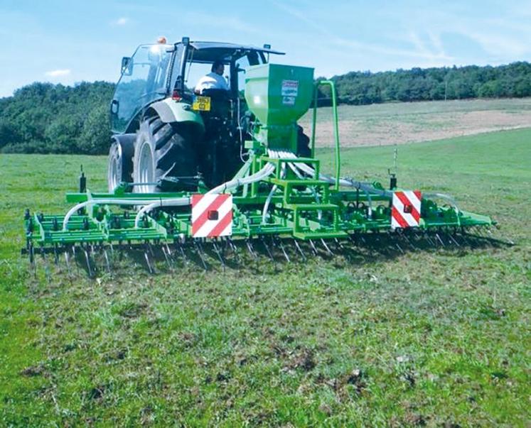 Pour réaliser un sursemis, il est possible d’utiliser un semoir spécifique ou le semoir à céréales en prenant la précaution 
de relever les socs ou repousser les descentes afin de réaliser un semis à la volée.