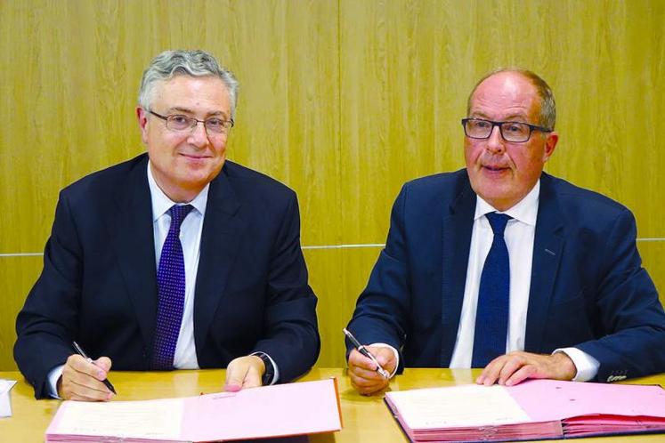 Jacques Creyssel (FCD) et Philippe Mangin (Coop de France) lors de la signature de l'accord-cadre du 23 septembre dernier.