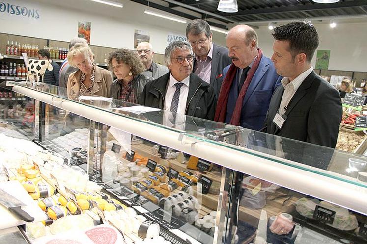 Représentants de la Chambre d’agriculture de la Somme, de la mairie de Glisy, d’Amiens Métropole, du conseil départemental ou encore du Conseil régional ont participé à l’inauguration d’Esprit Fermier, sous la con