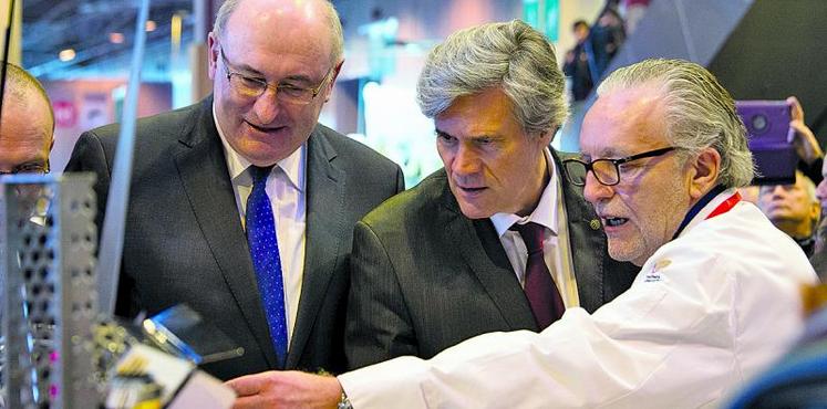 Phil Hogan (à gauche) lors de sa visite au Salon de l'agriculture.