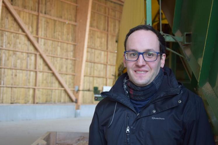 Nicolas Deroo dans le nouveau bâtiment agricole dédié à la conservation des plants de pommes de terre féculières.