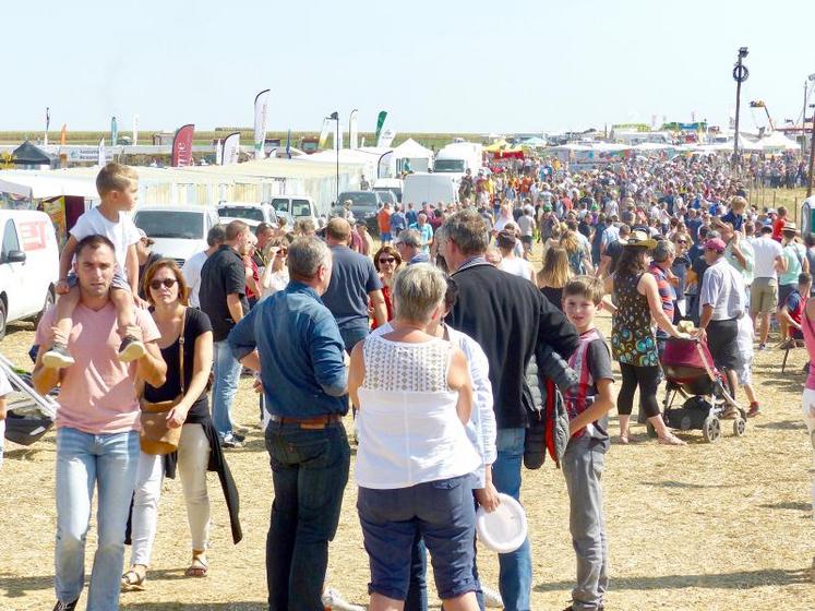 «On reproche aux agriculteurs d’être des “taiseux“, expliquait Françoise Crété. Plaine en fête est l’occasion idéale 
de discuter.» La foule est venue nombreuse à la rencontre du monde agricole.