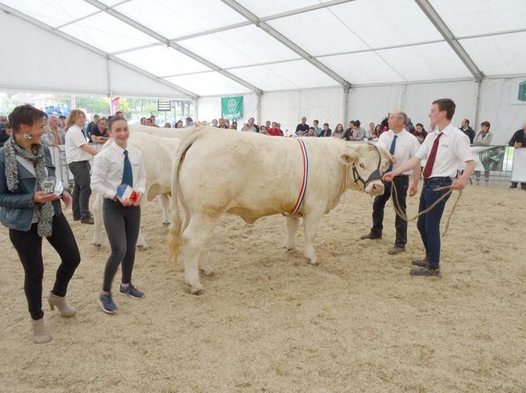 Gervais Grare : «L’élevage est incontournable économiquement sur la ferme, et la passion qu’il suscite pour notre famille nous permet de mieux en accepter la charge de travail.» 