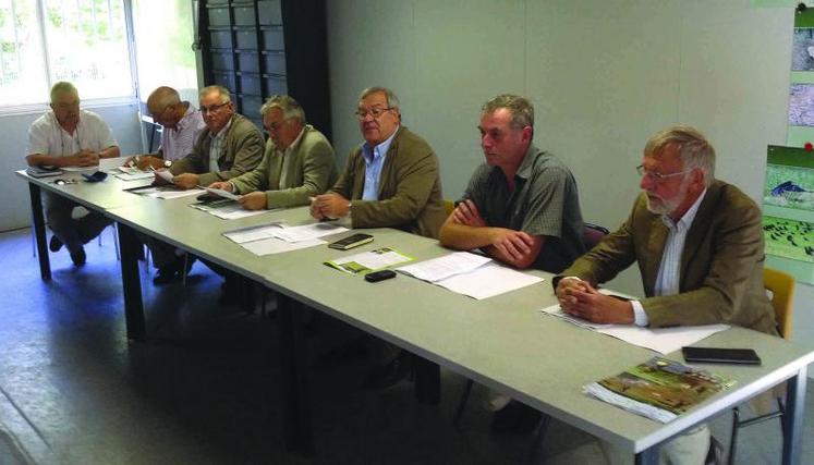 Yves Butel (au centre), entouré des responsables de la Fédération des chasseurs de la Somme : «une année catastrophique pour la perdrix».