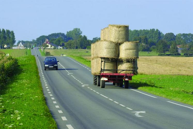 La largeur du chargement d'un véhicule ne doit nulle part dépasser 2,55 mètres, sinon des règles de circulation particulières s’appliquent, notamment toute la signalisation complémentaire obligatoire.