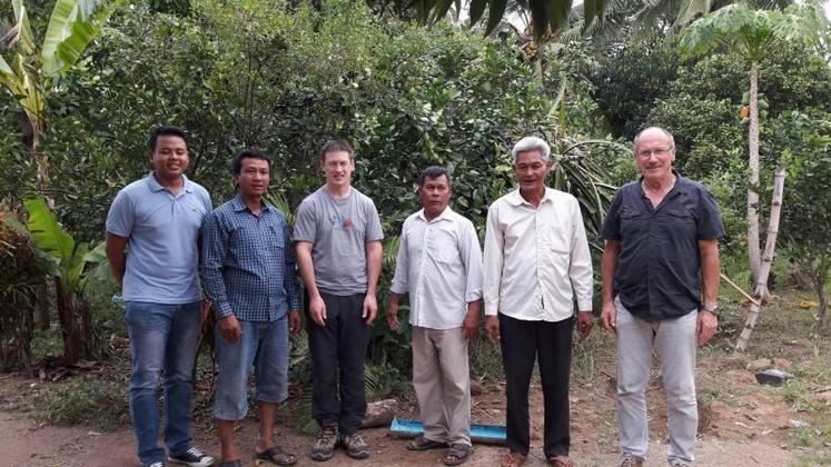 Vincent Yver (3e en partant de la gauche) en compagnie des membres de la Fédération des agriculteurs pour la promotion de l’entreprise agricole familiale (Faec).