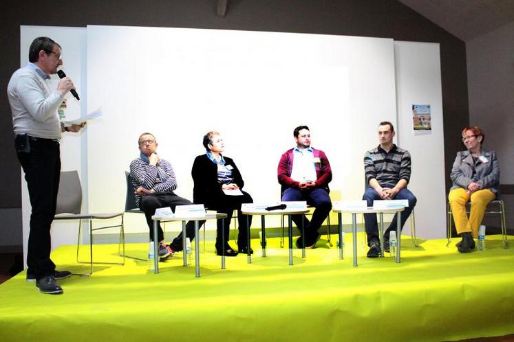 Emmanuel Béguin, de l’Institut de l’élevage, Vincent Delargillière, éleveur laitier en conversion bio, Julien Degry, jeune éleveur laitier en société avec ses parents, Dominique Rollier, ancien éleveur devenu coach, Jocelyne Machefer, conseillère à la Chambre régionale d’agriculture des Hauts-de-France, et Marylise Blancart, éleveuse avec son époux et un salarié et responsable du Service de remplacement de l’Oise.