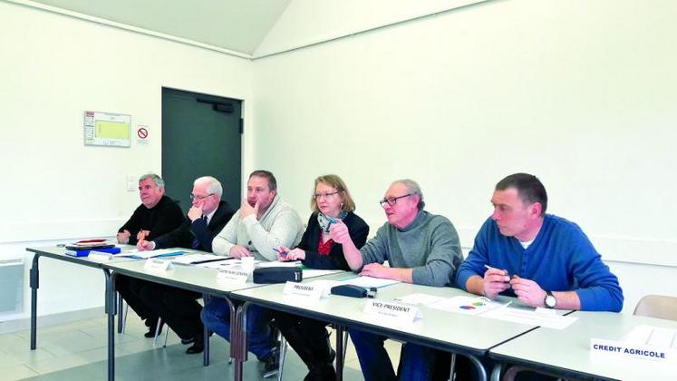 De gauche à droite : Eric Capron, maire de Creuse ; Jean-Jacques Stoter, conseiller départemental ; Pascal Gonzales, trésorier ; Isabelle Marquant, secrétaire générale de l’association ; Jean-Pierre Guénard, président de l’association ; 
et Denis Blervaque, vice-président.