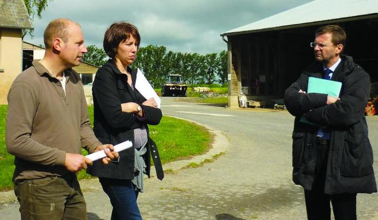 Jérôme et Christelle Tassart présentent leur exploitation et leurs attentes à Jérôme Lavrilleux.