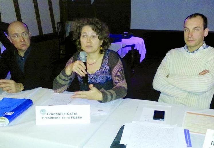 Olivier Parcy, président du canton d’Hallencourt (à gauche), Françoise Crété, présidente de la Fdsea de la Somme (au centre) et Mathieu Bilhaut, président du canton d’Ailly-le-Haut-Clocher (à droite), ont appelé les agriculteurs à se réunir pour l’assemblée générale des deux cantons.