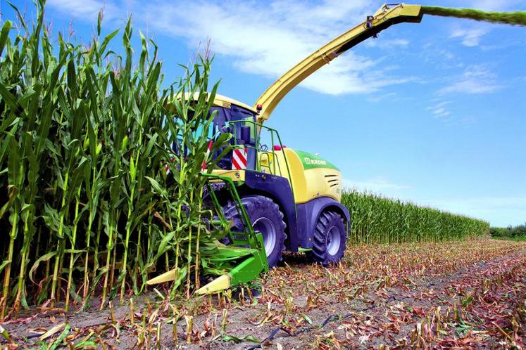 L’éclateur est logé entre le rotor et la souflerie. Pour la récolte de l’herbe, il s’escamote automatiquement ou manuellement, suivant les marques, pour laisser la place à un canal spécifique.