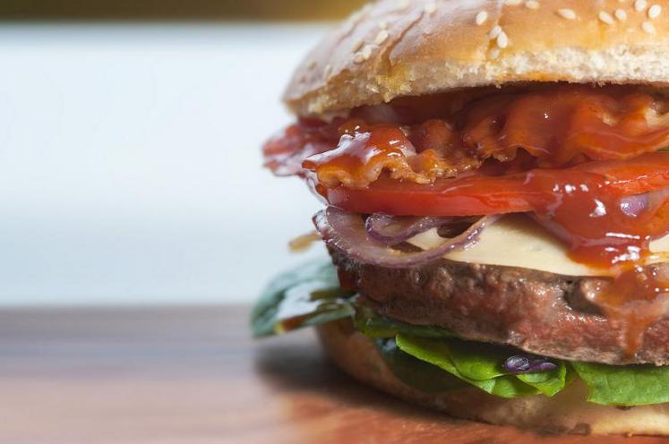 À l’étranger aussi, les changements des habitudes alimentaires liés à la crise sanitaire impactent la filière bovine. 
Les McDonald’s ont fermé dans toute l’Europe, or, un hamburger sur cinq est d’origine irlandaise.