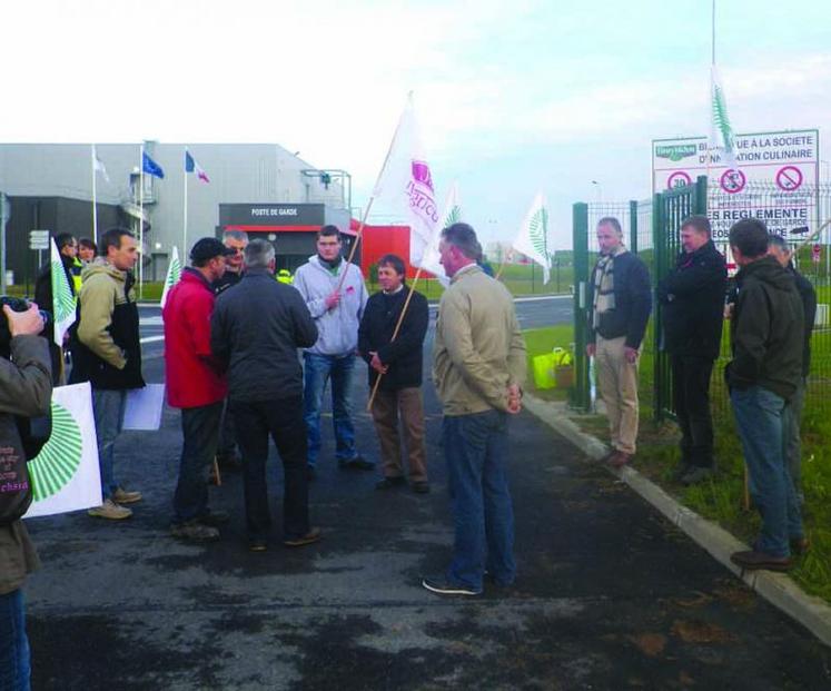 Les producteurs devant l'établissement Fleury Michon.