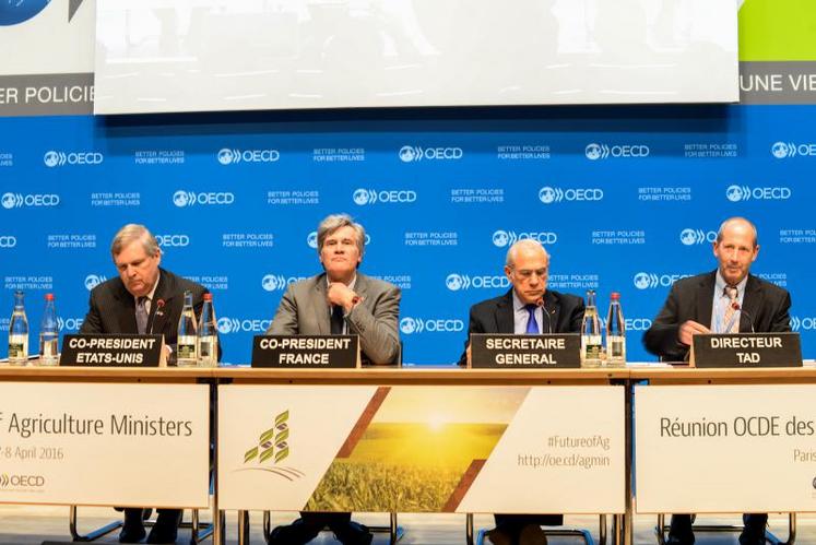 Lors de la réunion des ministres de l’Agriculture de l’OCDE à Paris : de gauche à droite, Tom Vilsack, ministre de l’Agriculture des Etats-Unis, Stéphane Le Foll, ministre français de l’Agriculture, Angel Gurria, secrétaire général de l’OCDE, et Ken Ash, directeur des échanges et de l’agriculture de l’OCDE.