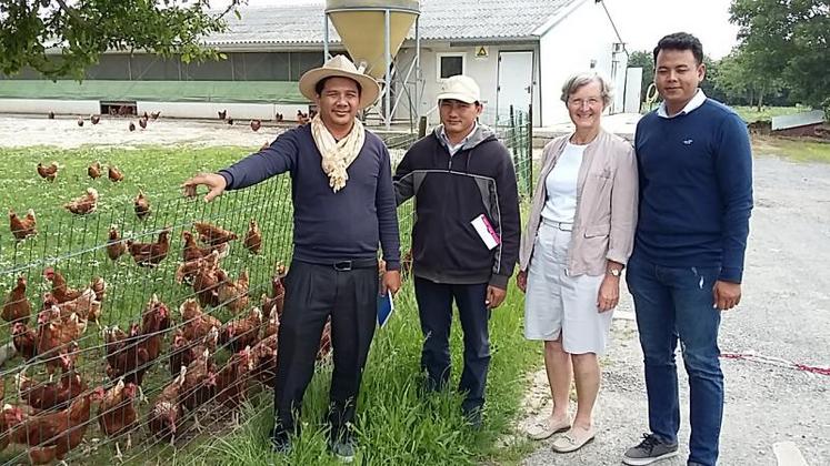 Om Pheap, Vanna Soeung et An Chankomar (de g. à dr.) ont, entre autres, visité le poulailler des Bertrandie, à Dury.