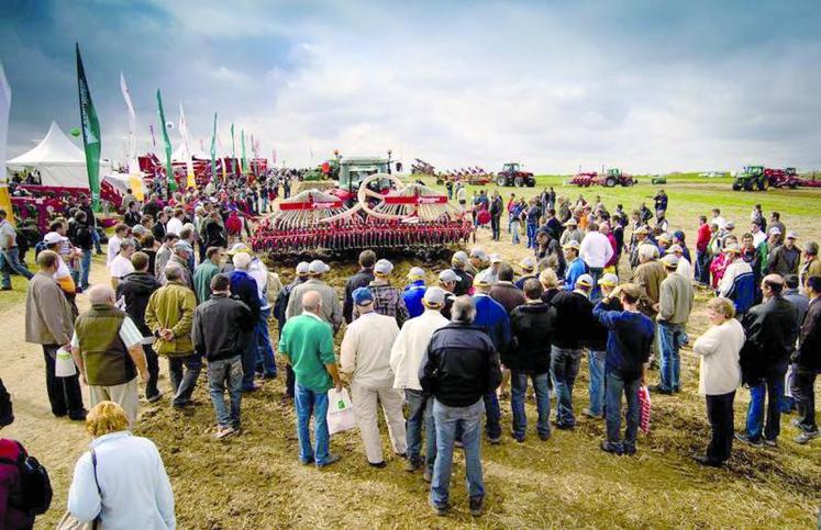 Les visiteurs comparent in situ, au champ et en action, les différentes techniques, matériels et pratiques culturales.